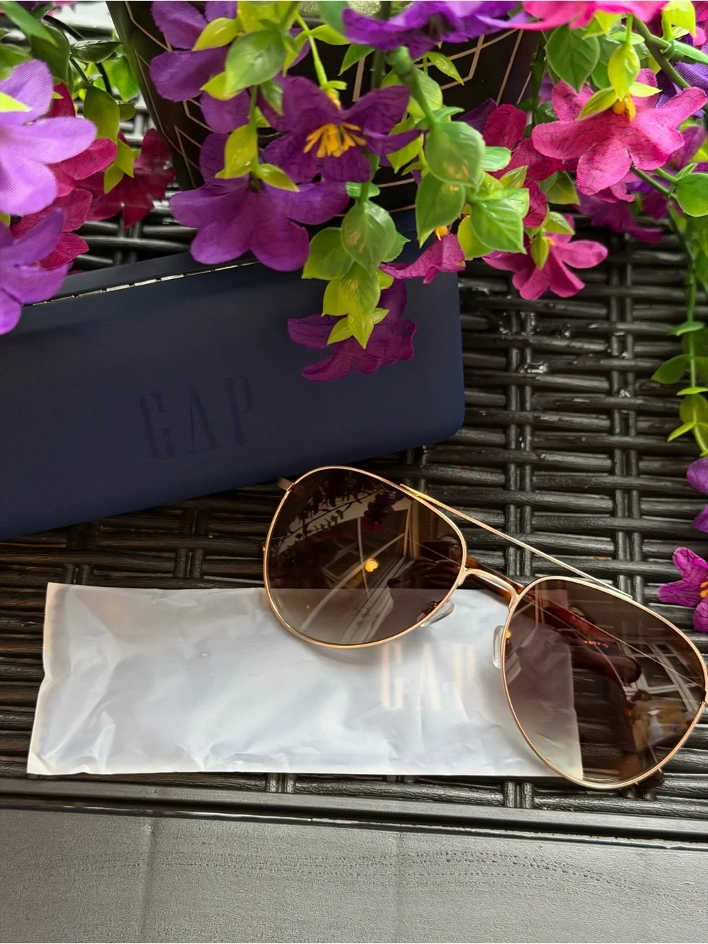 (UNISEX) SUNGLASSES BY GAP